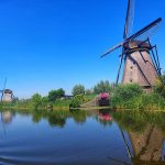 Mulini a vento Olandesi lungo un corso d'acqua a Kinderdijk